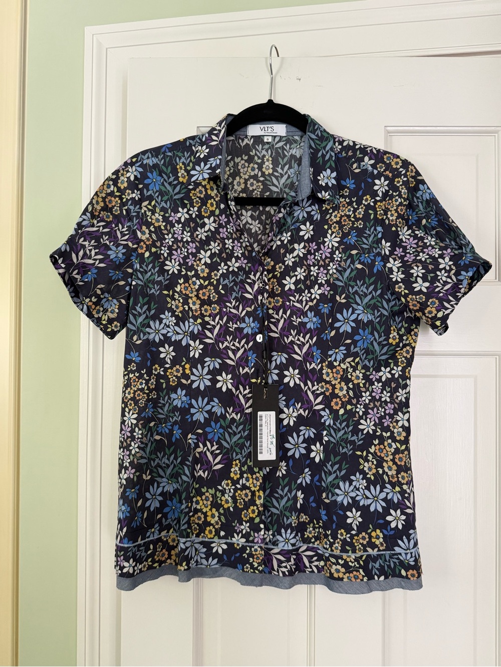 VLT'S Floral Short Sleeve Button-Up Shirt in Navy. Very cute buttons!